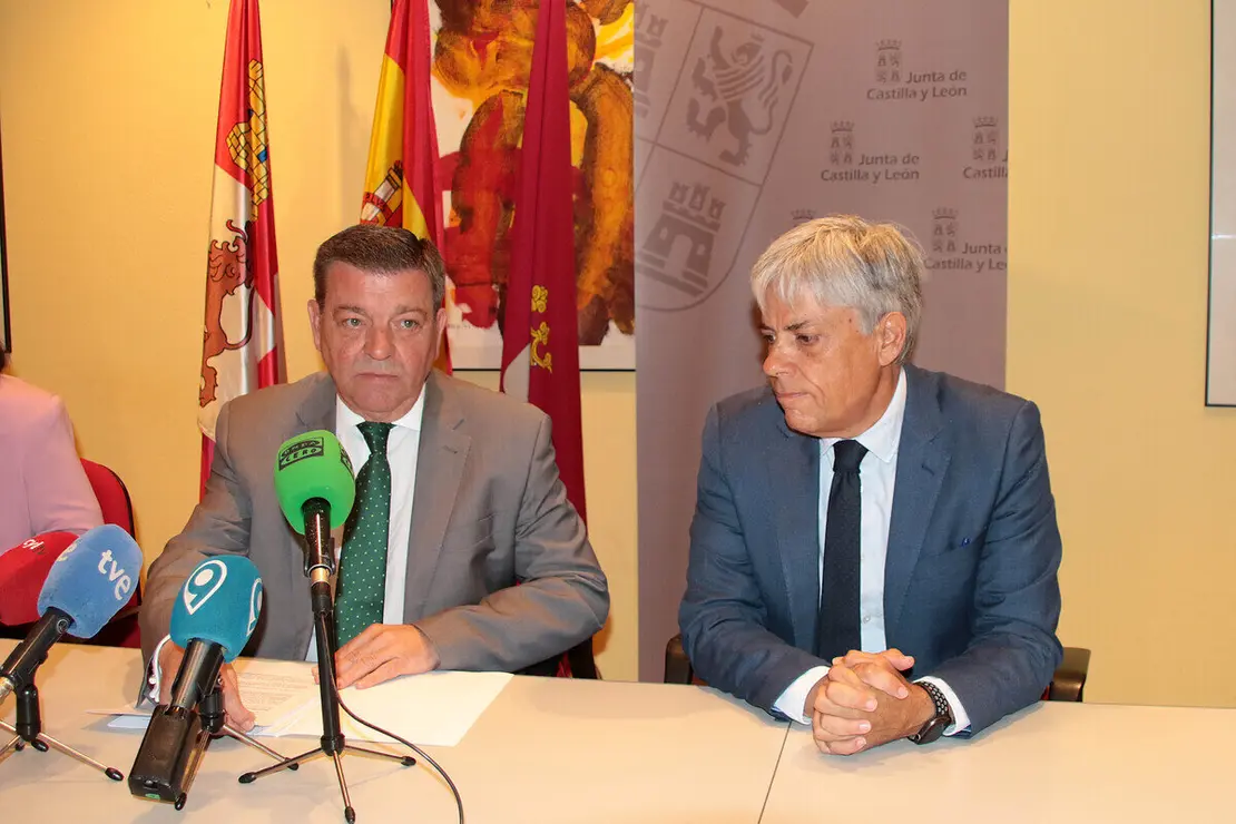 El consejero de la Presidencia, Luis Miguel González Gago, presenta el sistema de autoevaluación de calidad de las Delegaciones Territoriales de la Junta de Castilla y León, acompañado por el delegado territorial, Eduardo Diego