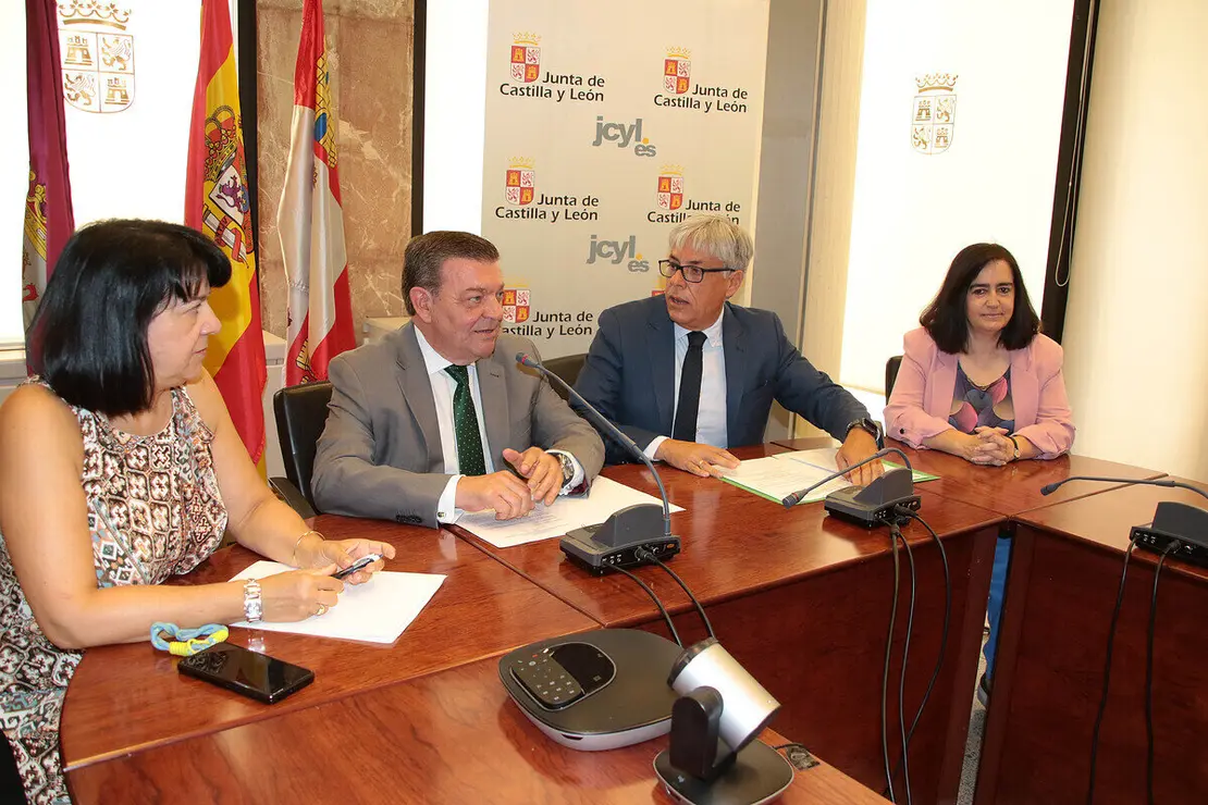 El consejero de la Presidencia, Luis Miguel González Gago, presenta el sistema de autoevaluación de calidad de las Delegaciones Territoriales de la Junta de Castilla y León, acompañado por el delegado territorial, Eduardo Diego