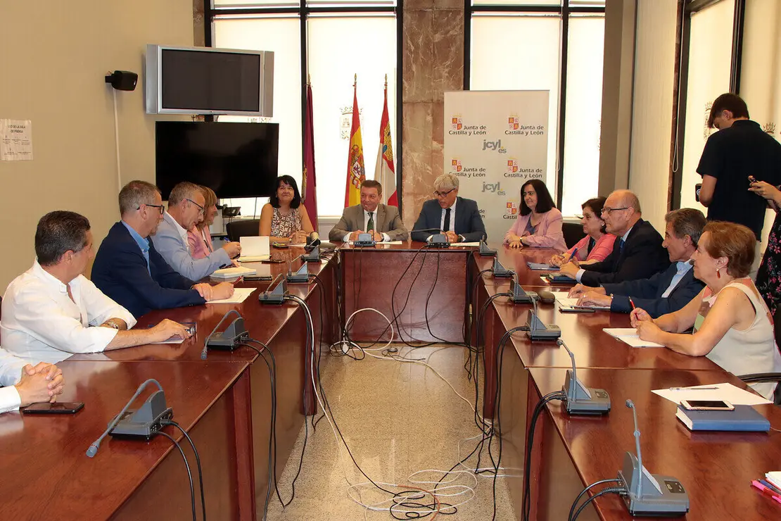 El consejero de la Presidencia, Luis Miguel González Gago, presenta el sistema de autoevaluación de calidad de las Delegaciones Territoriales de la Junta de Castilla y León, acompañado por el delegado territorial, Eduardo Diego