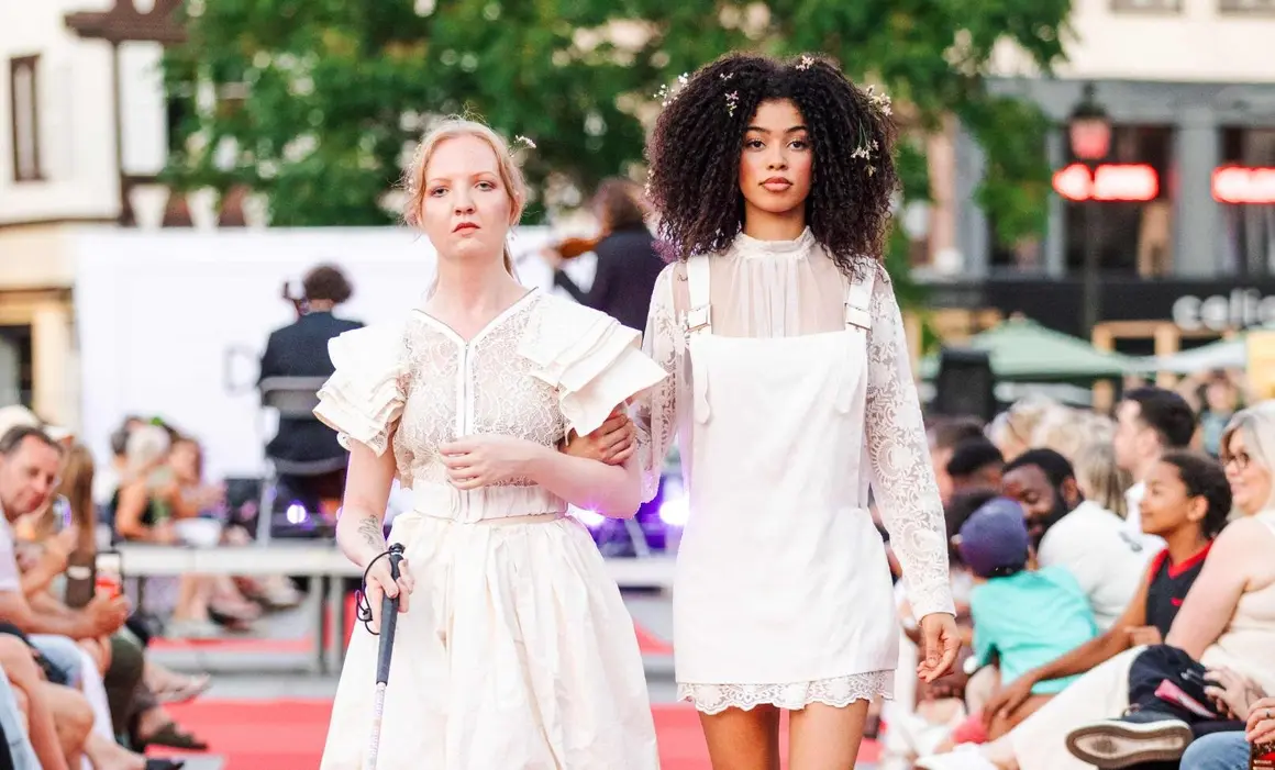 La diseñadora leonesa María Lafuente triunfa en Estrasburgo con un desfile histórico protagonizado por modelos ciegos y profesionales.