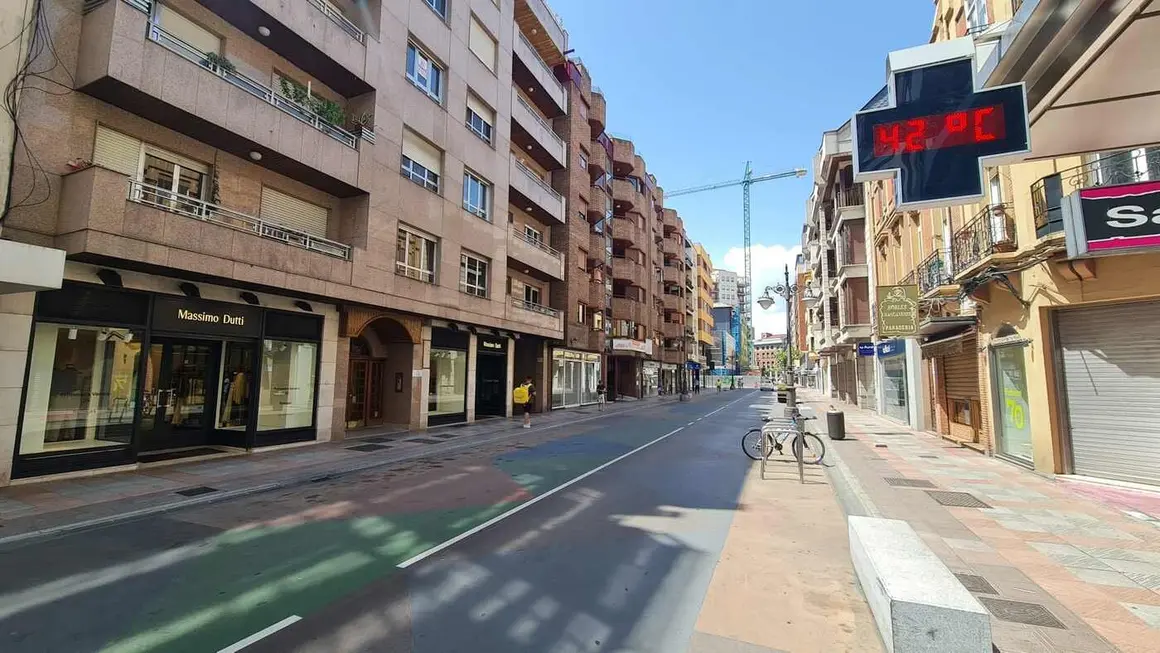 Un termómetro de León marca temperaturas por encima de los 30 grados.