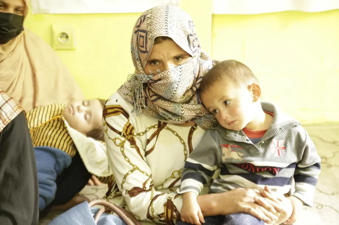 Un mujer afgana espera a ser atendida junto a su hijo en un centro nutricional a las afueras de Kabul. Foto: Alfonso F. Reca