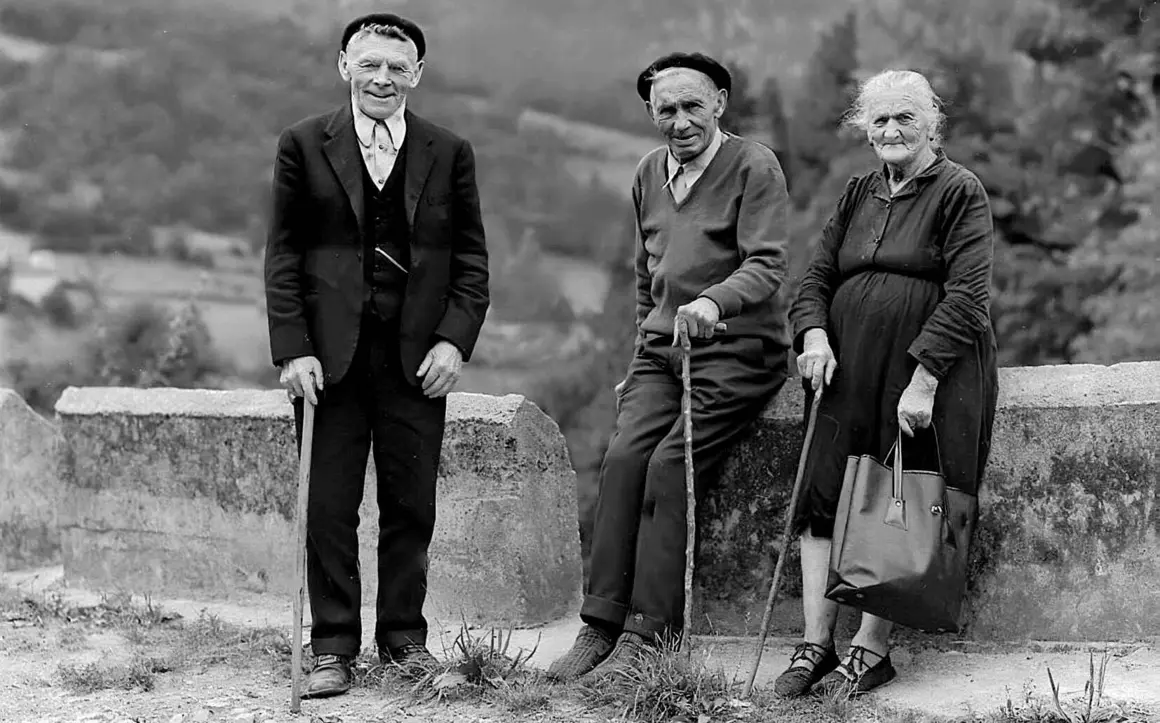 Jorge Praga recupera la memoria visual de la Cuenca del Nalón en La mirada de un tiempo. El autor presenta este viernes en San Feliz de Torío un libro que reconstruye, a través de cuatro fotógrafos, la vida minera y rural de Asturias entre 1940 y 1970.