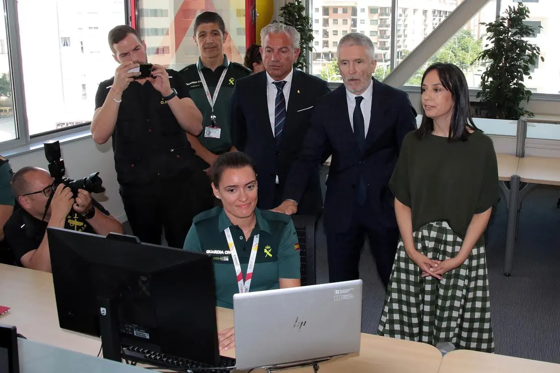 El ministro del Interior, Fernando Grande-Marlaska, presenta el sistema de denuncia telemática de la Guardia Civil, acompañado por el delegado del Gobierno en Castilla y León, Nicanor Sen, la directora general de la Guardia Civil, Mercedes González, y el director del Instituto Nacional de Ciberseguridad, Félix Barrio. Foto: Peio García