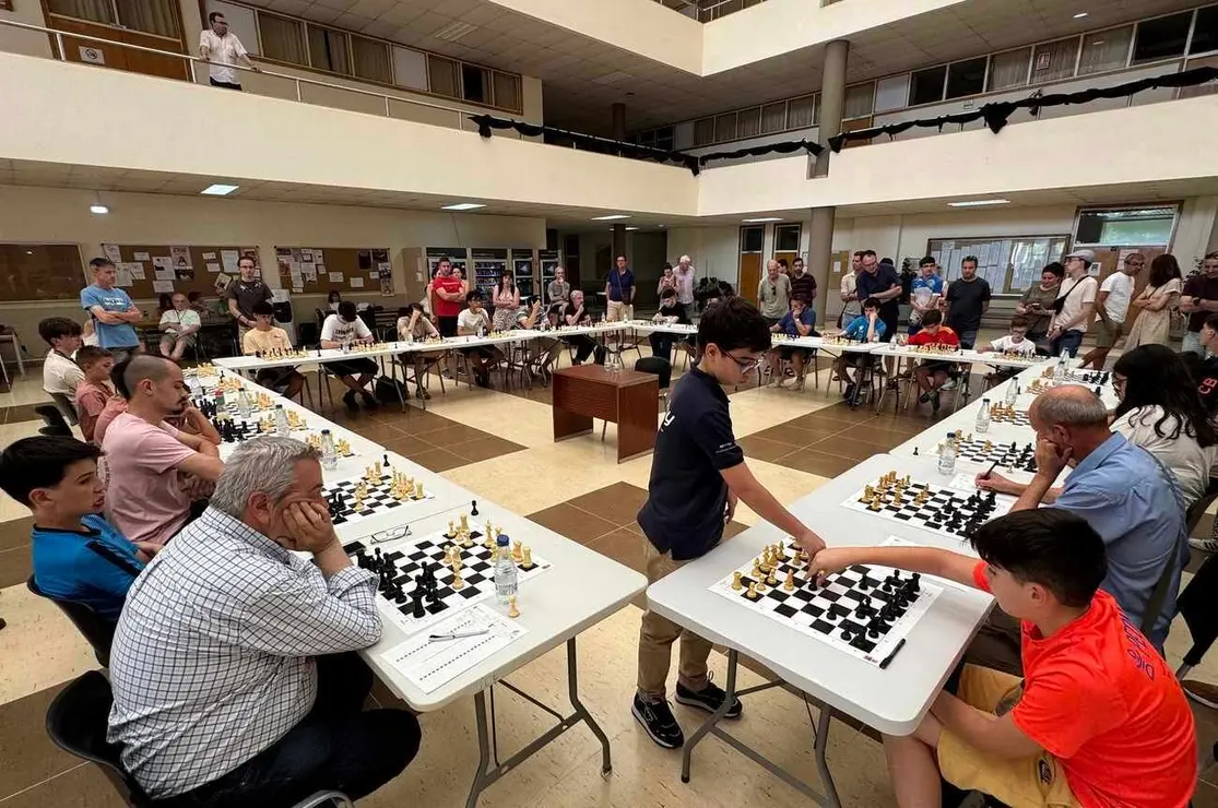 Faustino Oro, de apenas diez años, deslumbra en León con un pleno de victorias en las simultáneas del Magistral.