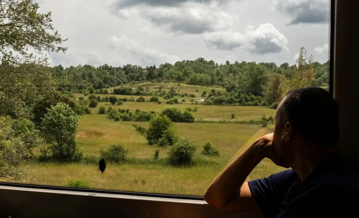 Fotografías tomadas por Rafael Rodríguez en el viaje realizado junto a su pareja en el tren de vía estrecha León-Bilbao; ocho horas de un "maravilloso viaje turístico".