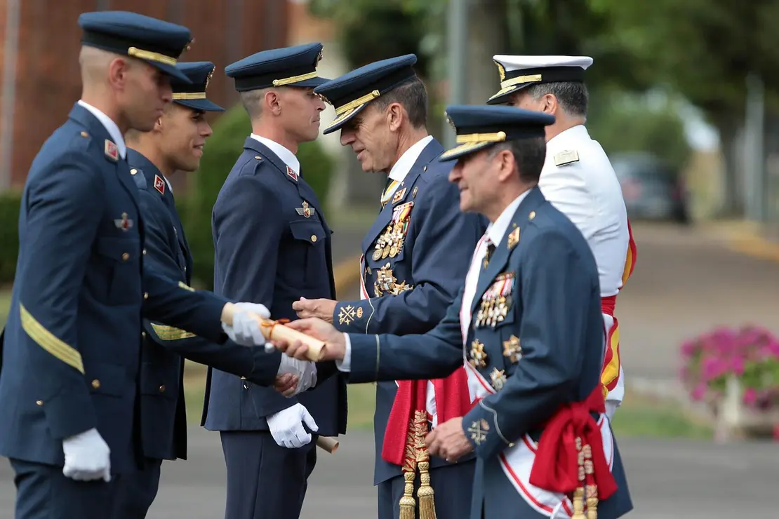 Entrega de Despachos Academis Básica del Aire (13)