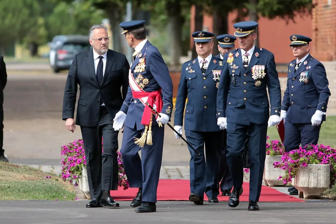 El jefe de Estado Mayor del Ejército del Aire y del Espacio, Francisco Braco Carbó, preside el acto de entrega de Reales Despachos a los sargentos de la XXXIII promoción de la Academia Básica del Aire y del Espacio, con la asistencia del presidente de las Cortes, Carlos Pollán y el consejero de Medio Ambiente, Juan Carlos Suárez Quiñones. Fotos: Peio García