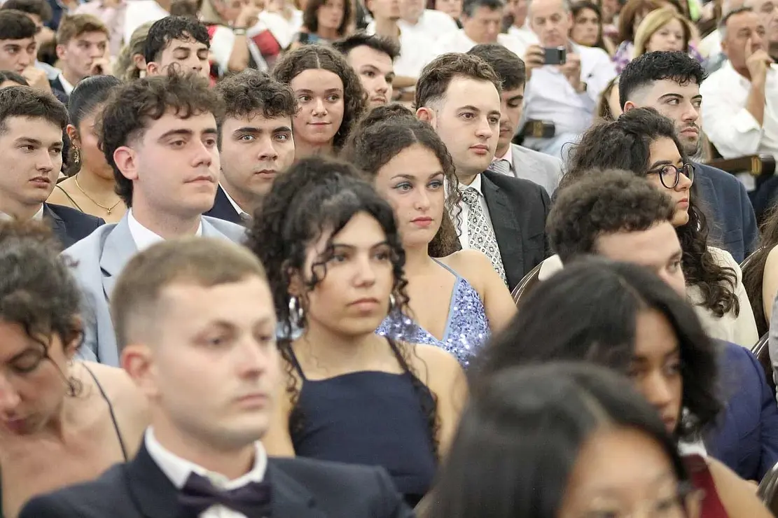 El Aula Magna San Isidoro de la Universidad de León (ULE) se llenó este viernes de emoción, orgullo y esperanza durante el acto de graduación de los 170 nuevos profesionales de la Facultad de Ciencias Biológicas y Ambientales (FCCBA). Una ceremonia solemne y entrañable que estuvo marcada por el recuerdo a María Pedraja, estudiante de cuarto curso de Ambientales fallecida repentinamente en abril, y que fue homenajeada por compañeros, docentes y autoridades. Fotos: ULE