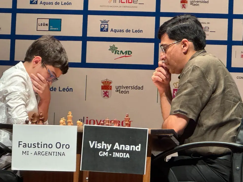 La primera semifinal del XXXVIII Torneo Magistral Ciudad de León enfrentó a Vishy Anand y Faustino Oro.