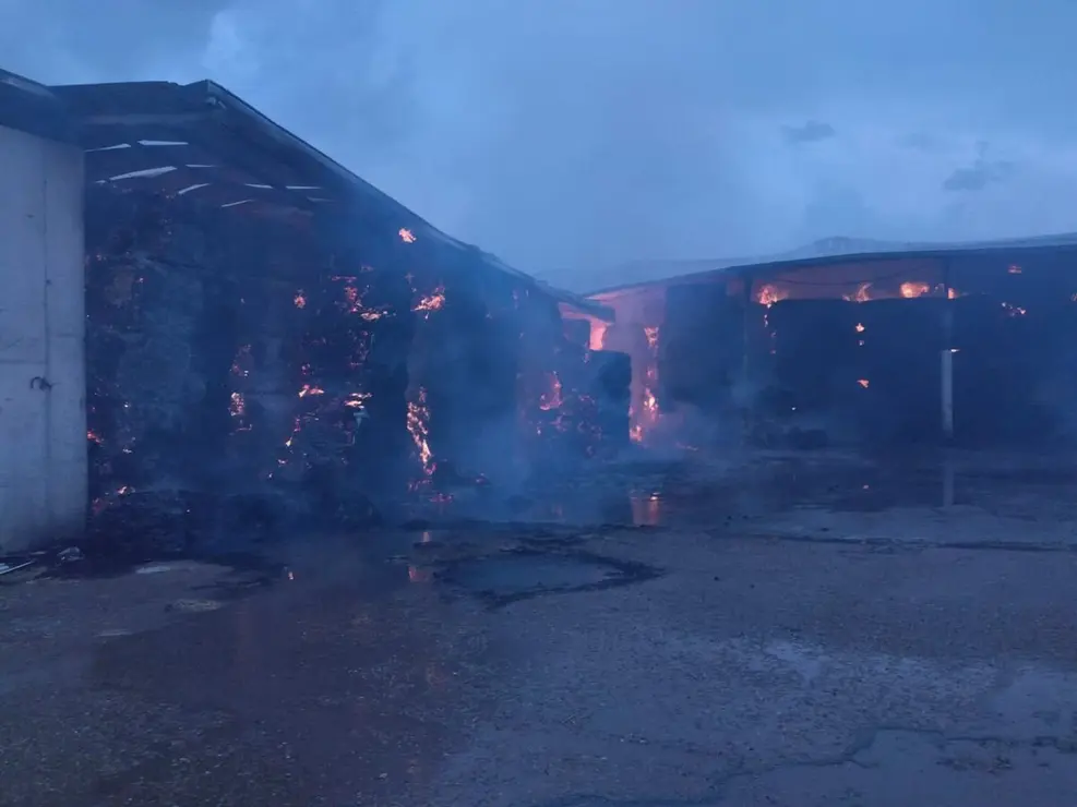Incendio registrado en una nave de paja ubicada en Sahelices del Payuelo, localidad perteneciente al municipio de Valdepolo. Foto: Sepeis