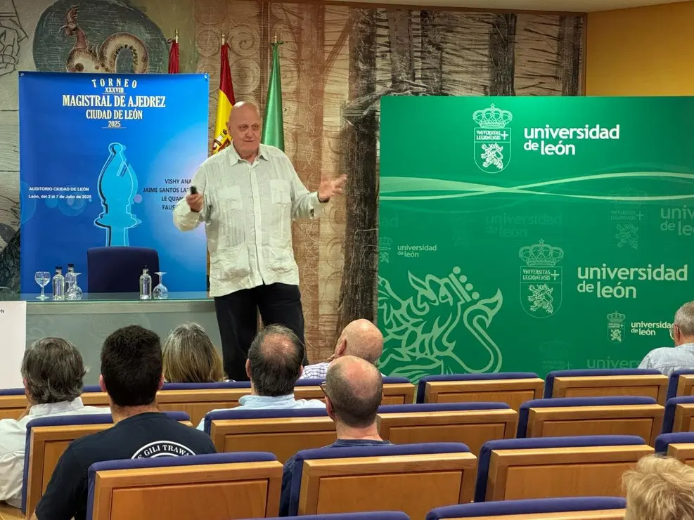 Leontxo García impartió una coferencia este sábado sobre Faustino Oro. Foto: Luque