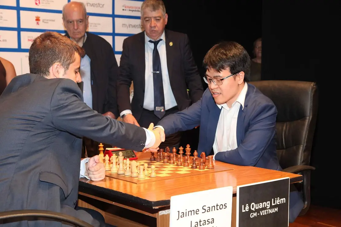 La segunda semifinal de la XXXVIII edición del Torneo Magistral de Ajedrez Ciudad de León enfrenta al GM leonés Jaime Santos contra el durísimo GM vietnamita Lê Quang Liêm. Foto: Luque