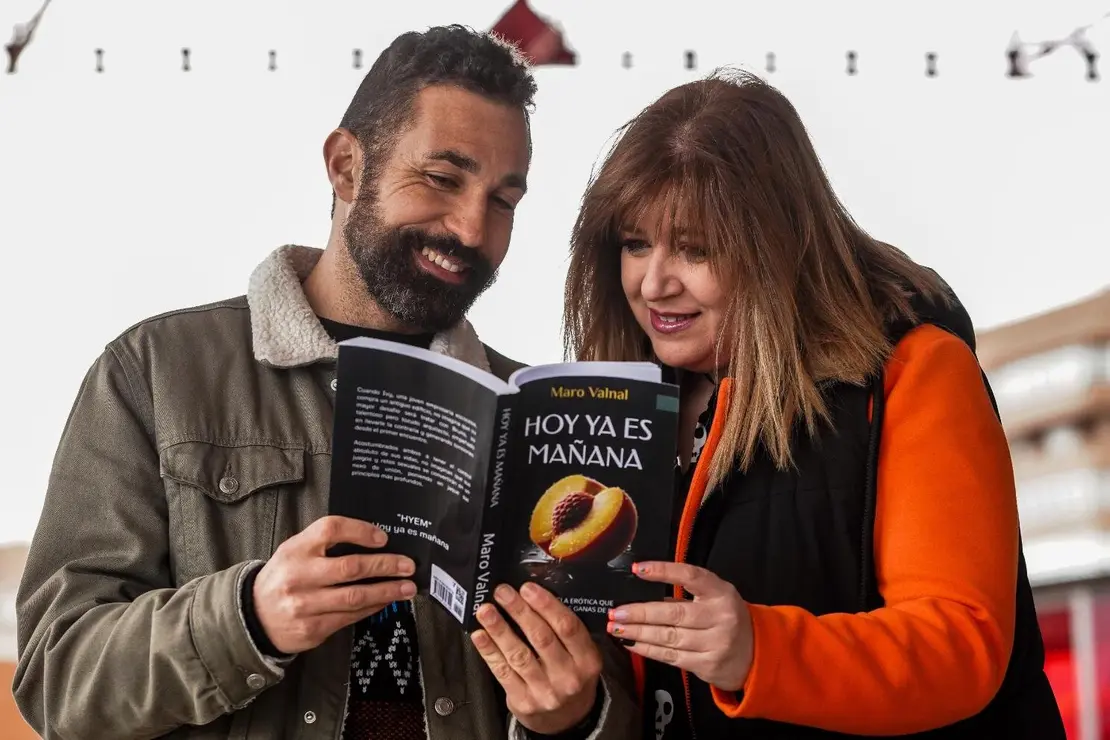 Los autores de la novela ‘Hoy ya es mañana’, Ana Rocío Madruga y Marcos Castro Morán. Foto: Campillo