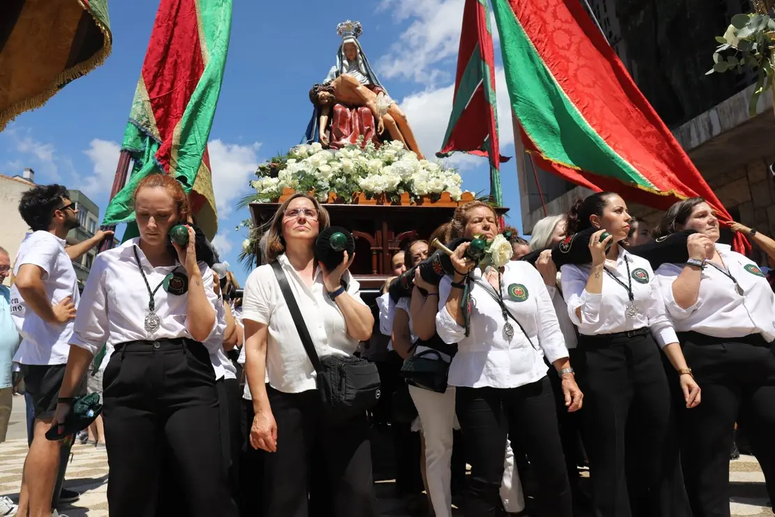 La Cofradía María del Dulce Nombre procesiona a la Virgen del Camino. La imagen mariana fue trasladada desde la Iglesia del Humilladero hasta la Basílica de la patrona de la Región Leonesa, acompañada por pendones tradicionales y la banda de música local. Fotos: Isaac Llamazares
