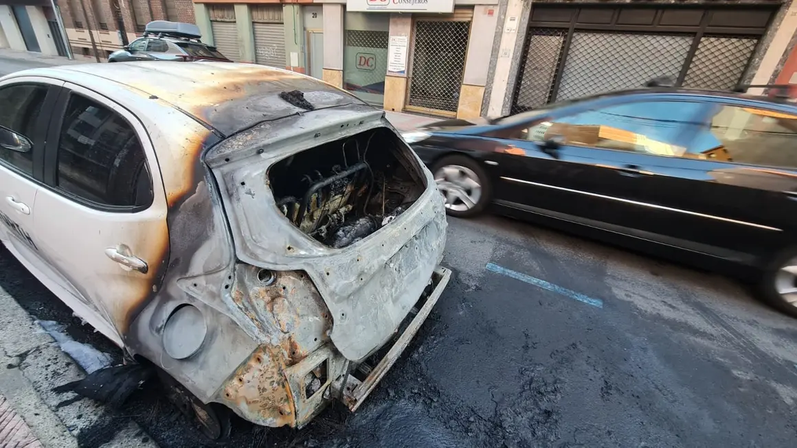 León ha vuelto a vivir una noche de incendios en vehículos. En la madrugada del lunes, alrededor de las 3:00 horas, un virulento fuego destruyó por completo un vehículo y causó importantes daños a otro, en la céntrica calle Bernardo del Carpio. El suceso tuvo lugar frente al número 15, el mismo punto donde el pasado 16 de junio se produjo otro incidente con características similares.