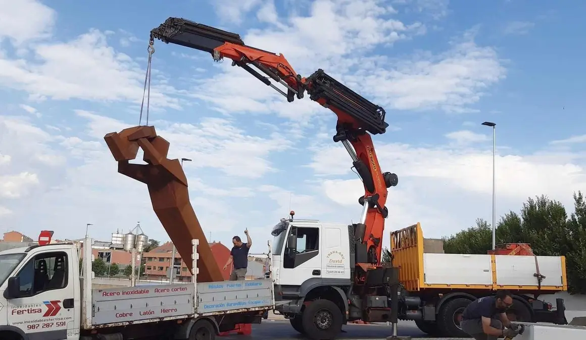 La escultura 'A volar' ya luce en la rotonda de San Antonio en León. La nueva obra de Javier Roblex se ha instalado en el acceso al hospital y se suma al patrimonio artístico urbano de la ciudad.