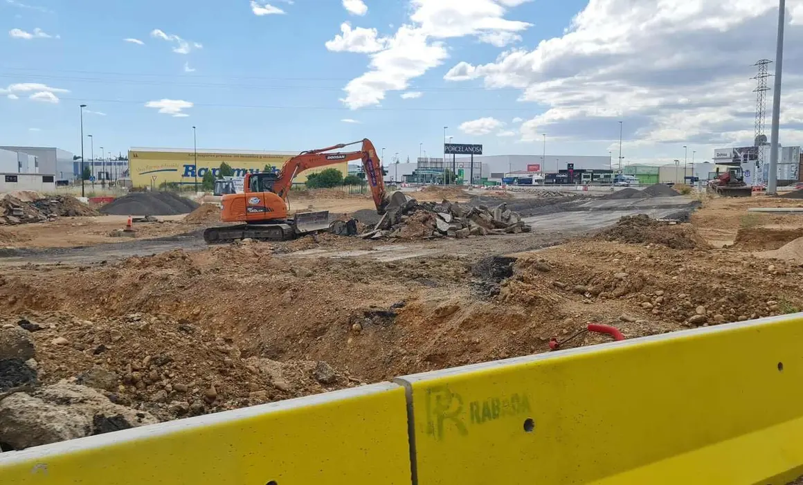 La glorieta que sustituirá a la antigua raqueta con semáforos de la N-120 encara su segundo verano de trabajos con la primera capa de asfaltado y bajo la presión de más de 15.000 conductores diarios.