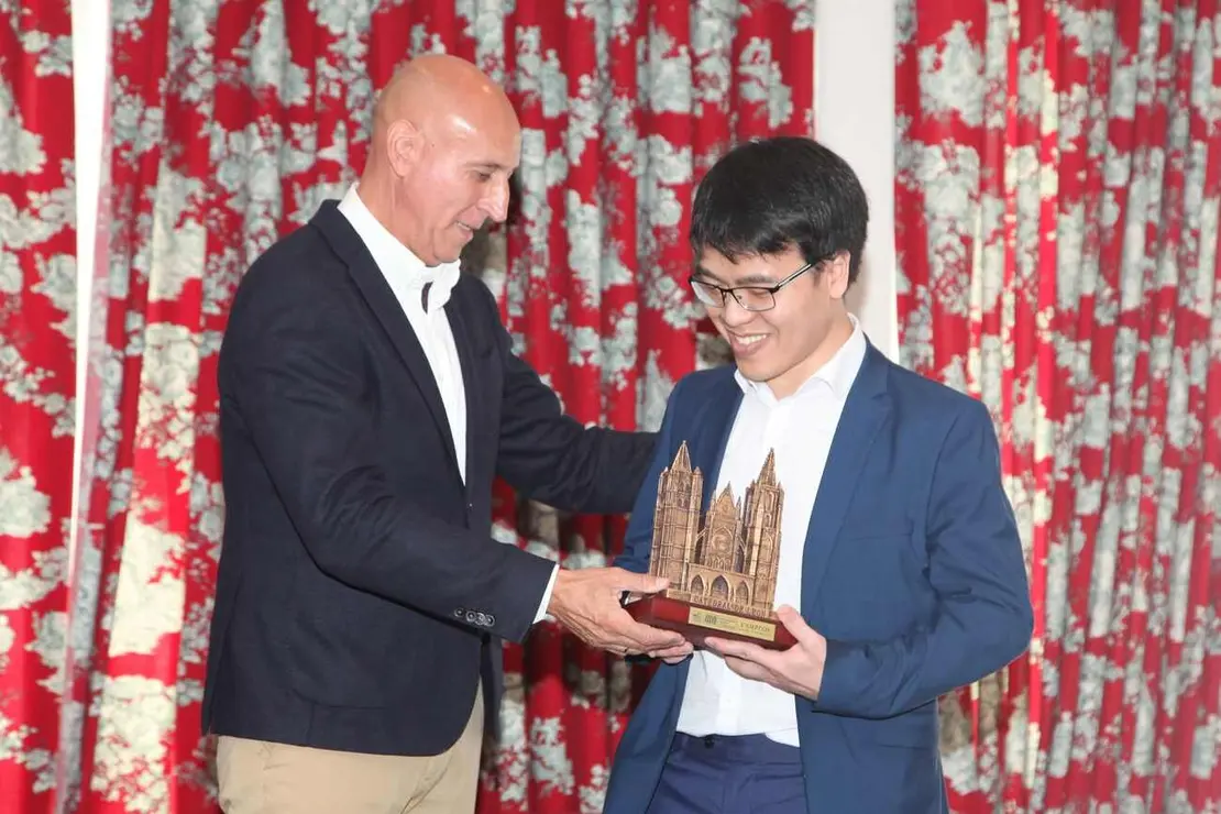 Le Quang Liem y alcalde León, José Antonio Diez, durante la entrega de premios.
