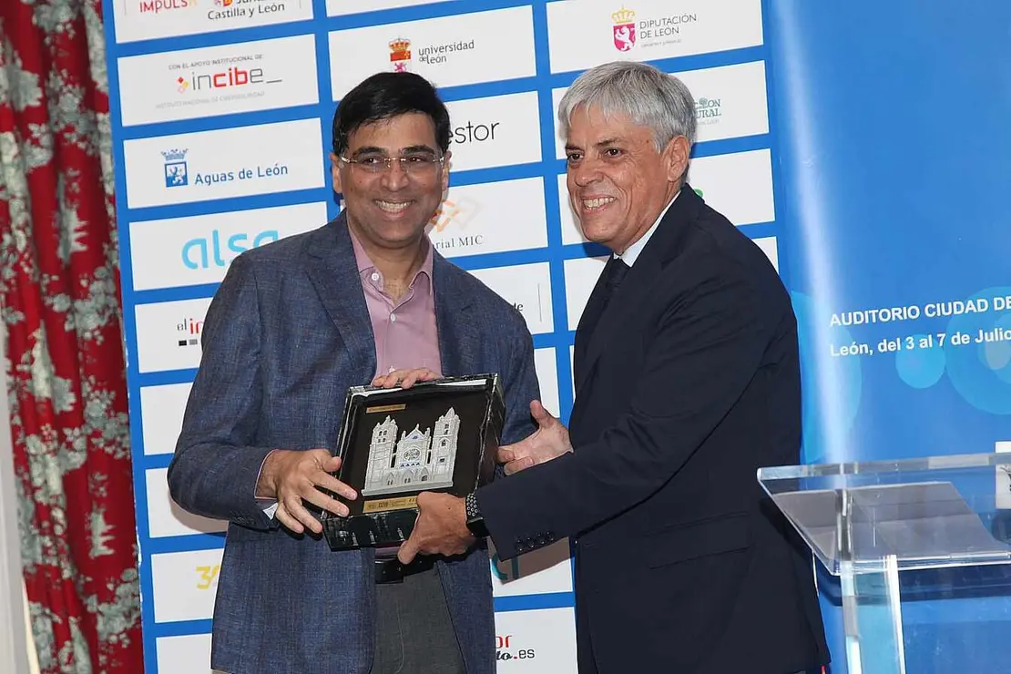 Vishy Anand y delegado territorial Junta en León.
