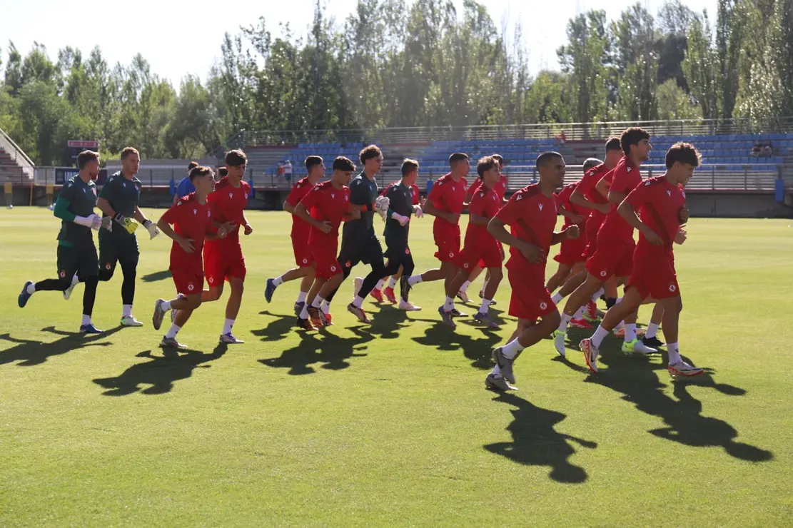 La nueva Cultural ha comenzado a caminar este lunes y lo ha hecho en el Área Deportiva de Puente Castro. Aún quedan al menos "ocho fichajes" más, pero el equipo ya rueda. Medio millar de aficionados han acompañado al equipo en su estreno. Fotos: Isaac Llamazares
