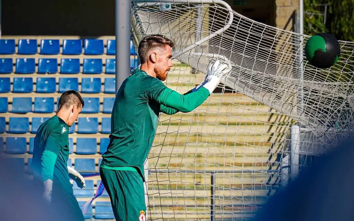 La Cultural y Deportiva Leonesa inició este lunes su pretemporada con una mezcla de ilusión, ambición y responsabilidad. El regreso al fútbol profesional tras el ascenso a Segunda División supone un reto de altura, y desde la directiva se muestran convencidos del proyecto.