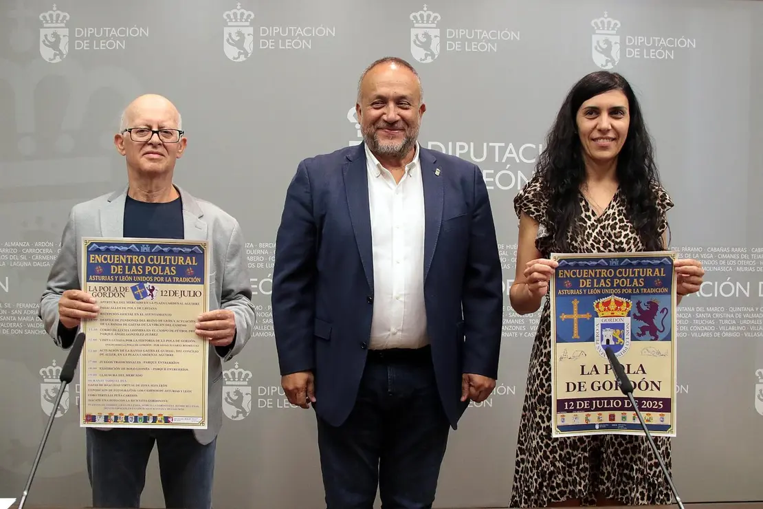 El presidente de la Diputación de León, Gerardo Álvarez Courel, acompaña al alcalde de La Pola de Gordón, Antonio García Arias, en la presentación del encuentro cultural de Las Polas que se celebrará este sábado. Foto: Peio García
