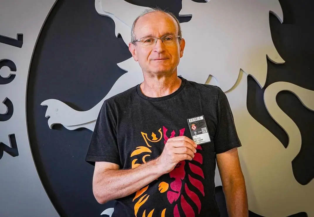 La Cultural y Deportiva Leonesa ha iniciado este martes su campaña de renovación de abonos para la temporada 2025/26, una cita esperada con entusiasmo por la afición tras el retorno del equipo a la Segunda División. El lema elegido este año, “Lo nuestro”, apela directamente al sentimiento de pertenencia y a la conexión entre el club y la ciudad. Fotos: CyDLeonesa