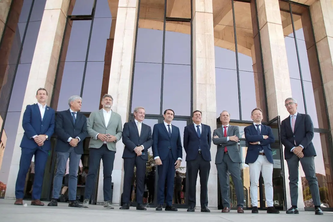 Los consejeros de Medio Ambiente, Vivienda y Ordenación del Territorio, Juan Carlos Suárez-Quiñones, y de Economía y Hacienda, Carlos Fernández Carriedo, mantienen una reunión con los presidentes y secretarios de la Cámara de Comercio e Industria de León, la Federación Leonesa de Empresarios y el Círculo Empresarial Leonés. Fotos: Peio García