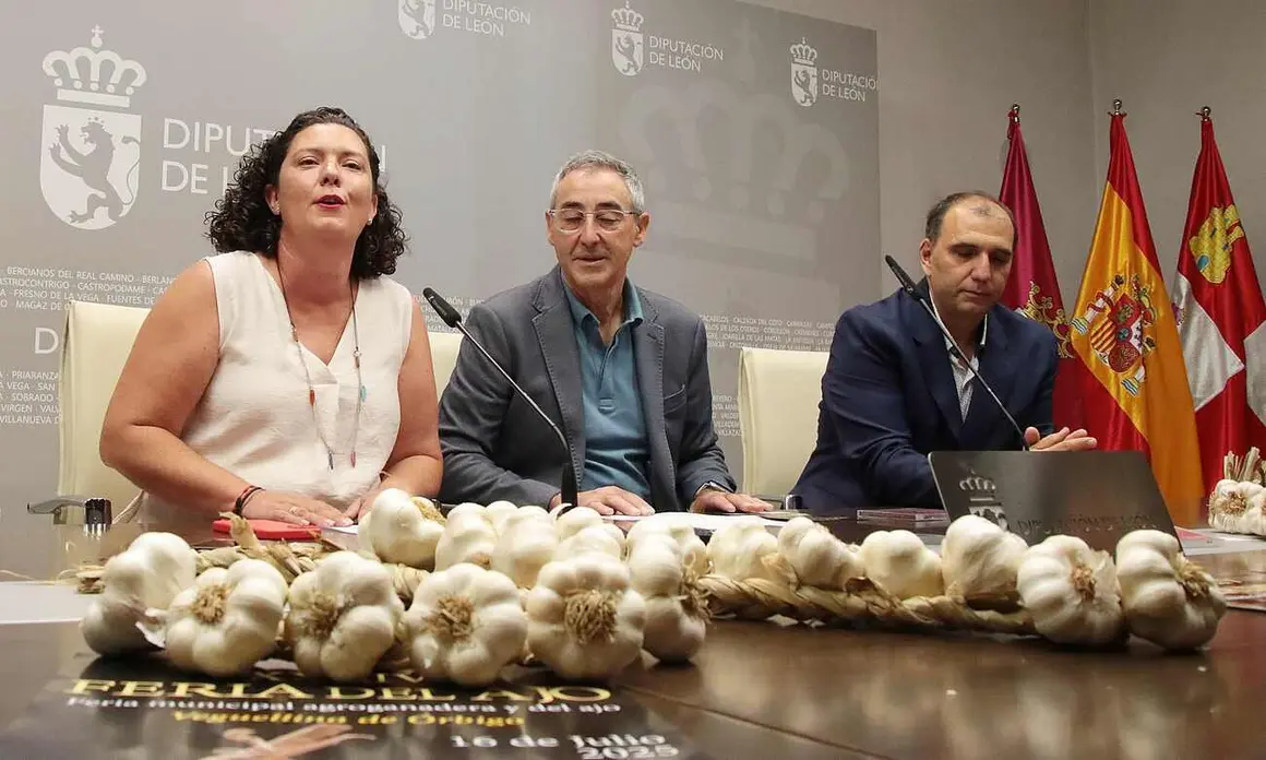 La diputada de Desarrollo Rural, Irene González, acompaña al alcalde de Villarejo de Órbigo, José Manuel Acebes, en la presentación de la XXXIV edición de la Feria del Ajo de Veguellina de Órbigo