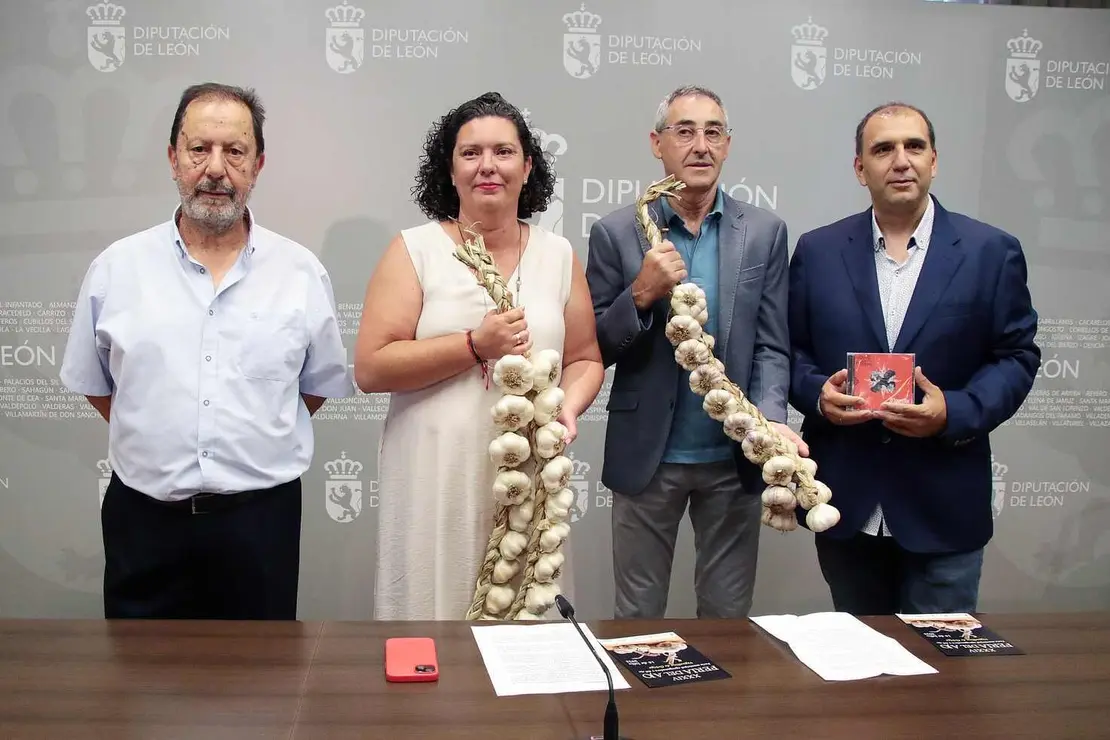La diputada de Desarrollo Rural, Irene González, acompaña al alcalde de Villarejo de Órbigo, José Manuel Acebes, en la presentación de la XXXIV edición de la Feria del Ajo de Veguellina de Órbigo