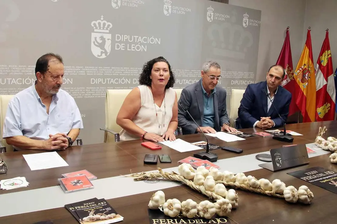 La diputada de Desarrollo Rural, Irene González, acompaña al alcalde de Villarejo de Órbigo, José Manuel Acebes, en la presentación de la XXXIV edición de la Feria del Ajo de Veguellina de Órbigo. Foto: Peio García