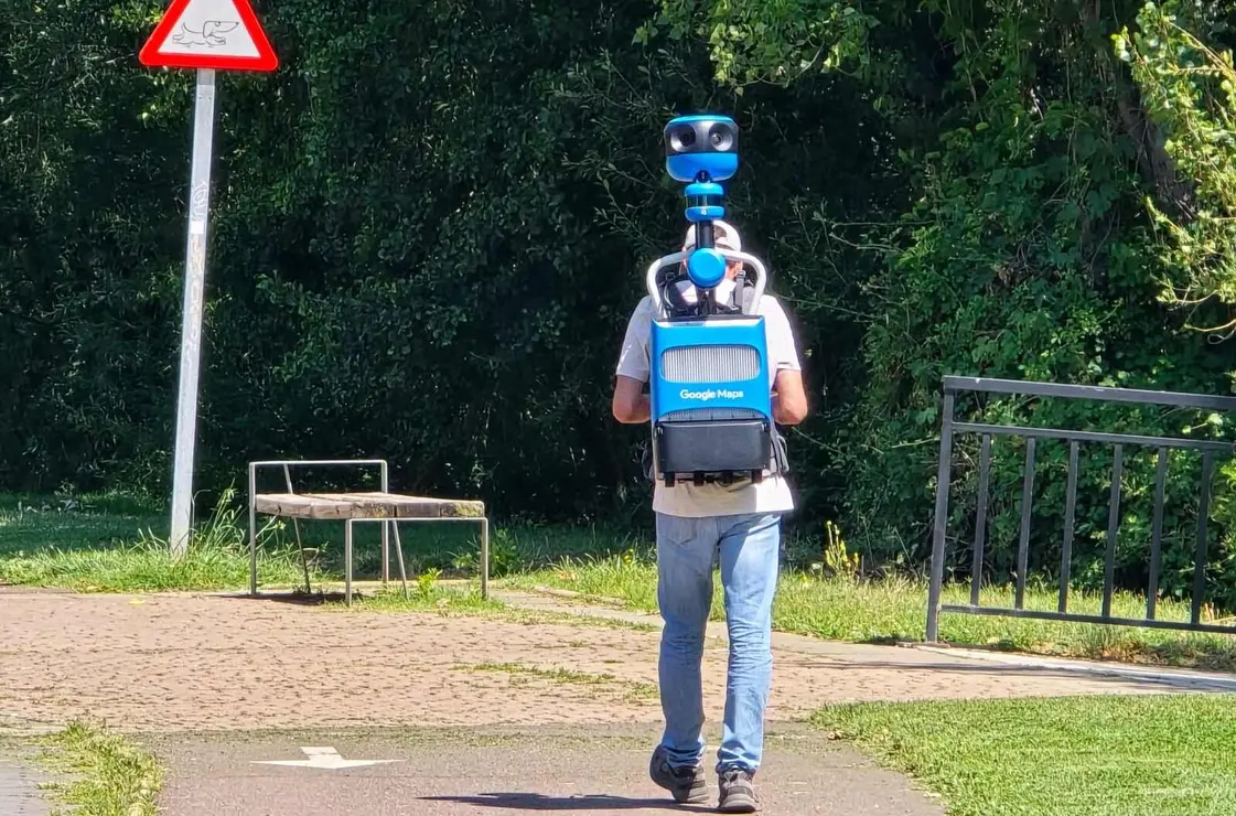 En los últimos días, los vecinos de León se han topado con una figura poco habitual pero cada vez más reconocible: un operario de Google Maps recorriendo a pie las calles del centro y las zonas peatonales, equipado con un arnés con cámara esférica sobre su cabeza y una ruta definida en su navegador. Foto: Carlos Calvo