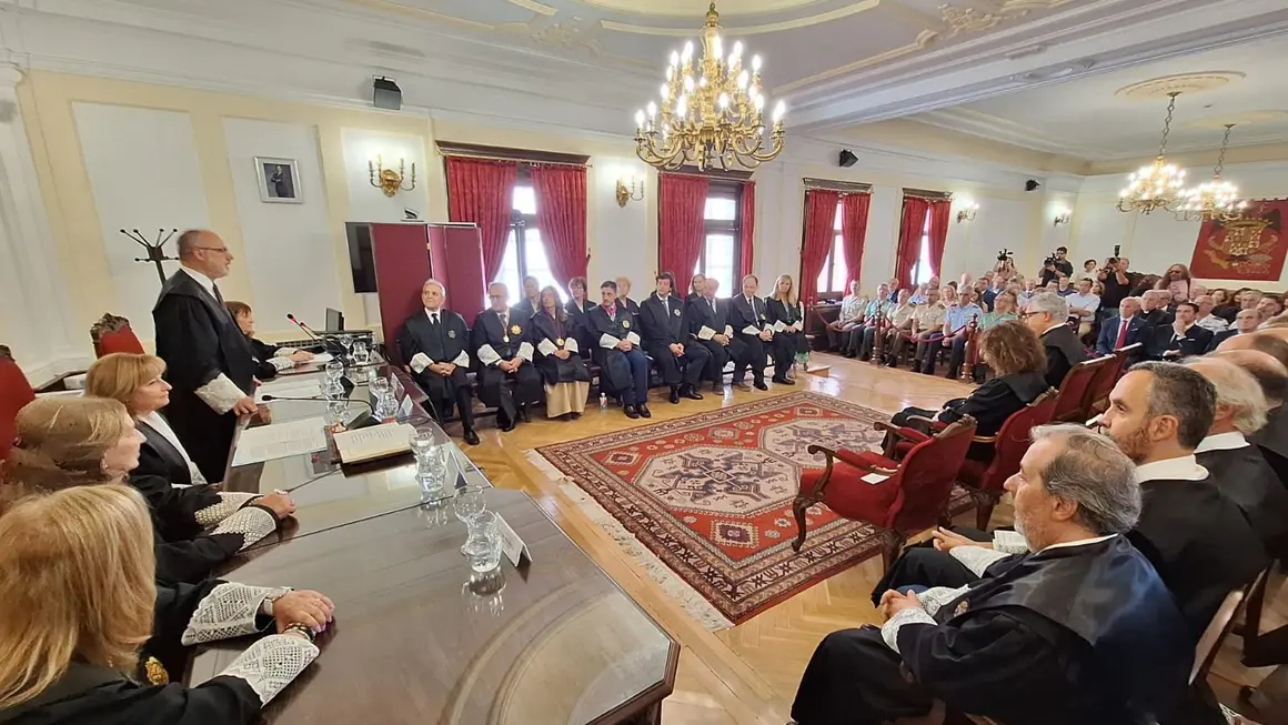 En un emotivo y solemne acto celebrado en la sede de la Audiencia Provincial de León, el magistrado Pablo Arraiza Jiménez ha tomado posesión como nuevo presidente de este órgano judicial, en presencia de autoridades, familiares, compañeros y miembros del poder judicial. La ceremonia fue presidida por la presidenta del Tribunal Superior de Justicia de Castilla y León (TSJCyL), Ana del Ser, quien destacó el compromiso y la trayectoria ejemplar de Arraiza.