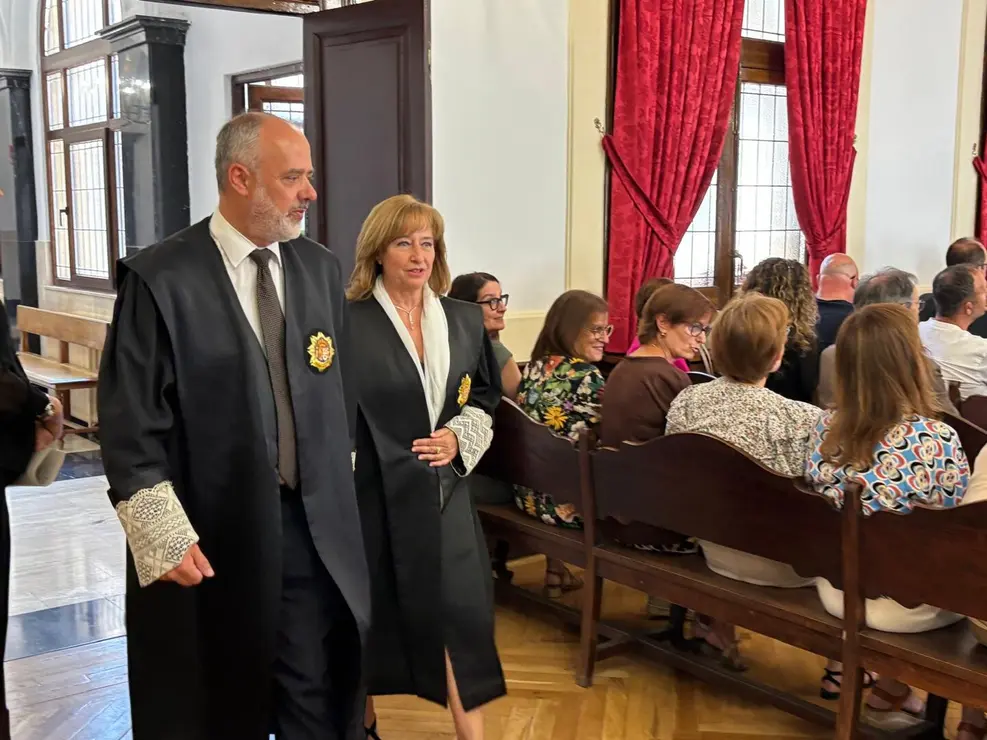 En un emotivo y solemne acto celebrado en la sede de la Audiencia Provincial de León, el magistrado Pablo Arraiza Jiménez ha tomado posesión como nuevo presidente de este órgano judicial, en presencia de autoridades, familiares, compañeros y miembros del poder judicial. La ceremonia fue presidida por la presidenta del Tribunal Superior de Justicia de Castilla y León (TSJCyL), Ana del Ser, quien destacó el compromiso y la trayectoria ejemplar de Arraiza.