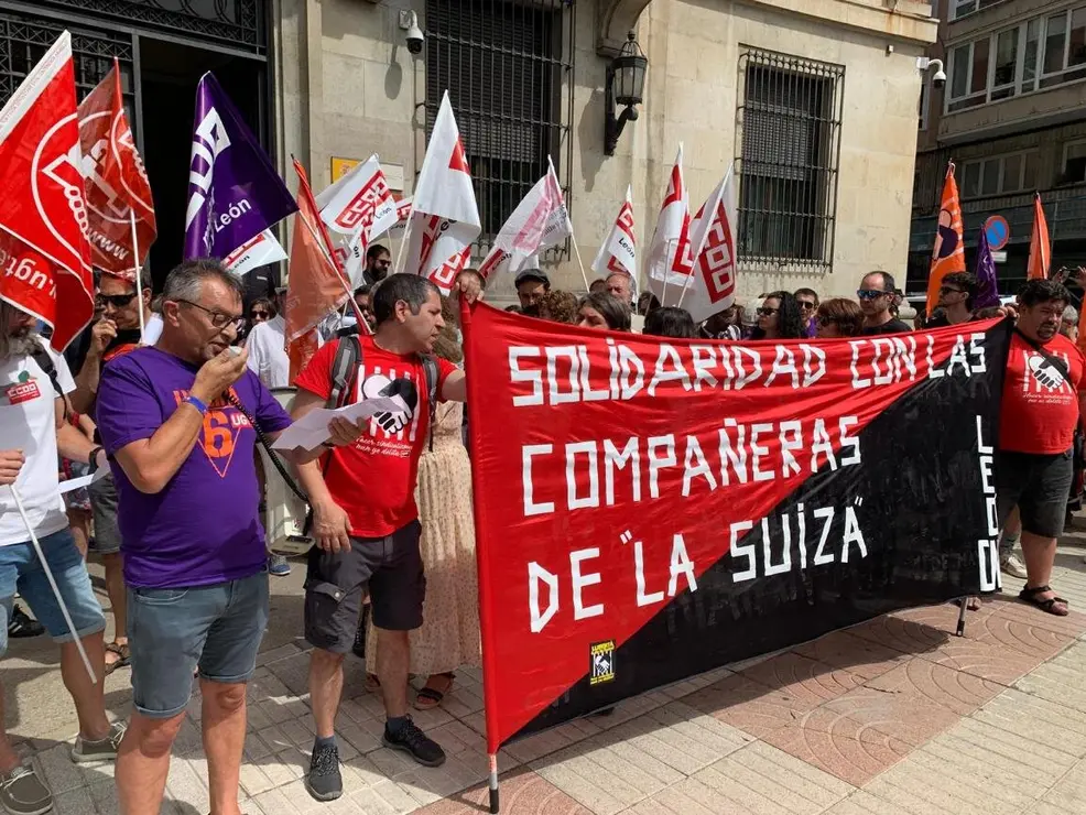 Concentración en apoyo a la liberación de las '6 de la Suiza' este viernes en León. Foto: A.F.R.