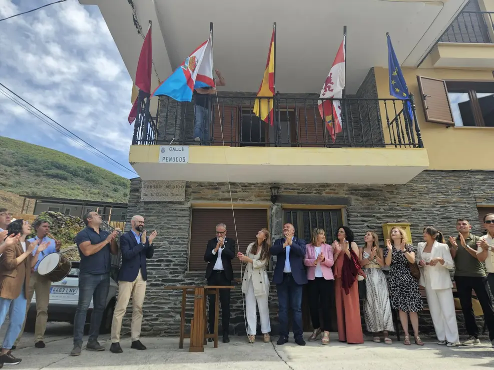 La localidad leonesa de Peranzanes acogió este viernes el acto conmemorativo del 25 aniversario del primer izado de la bandera del Bierzo por el entonces presidente del Consejo Comarcal del Bierzo, Jesús Esteban, así como “la consolidación del sentimiento berciano” tras “tiempos complicados en los que no había unanimidad respecto a la bandera”.