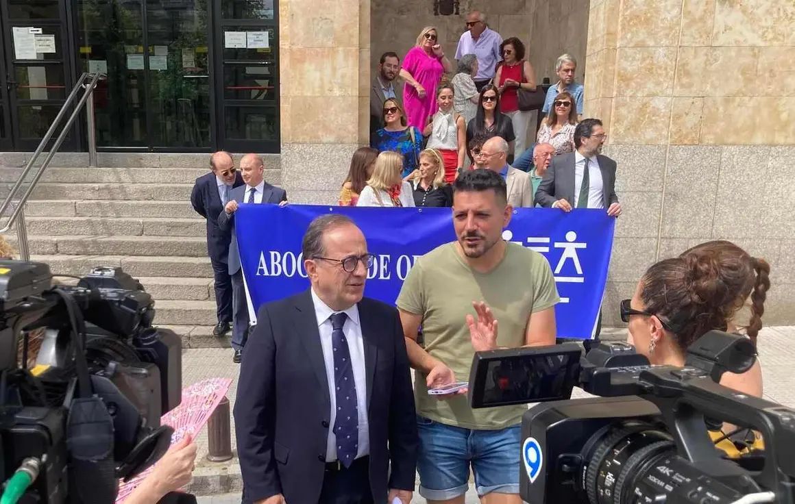 Concentración frente a la sede de los juzgados de León