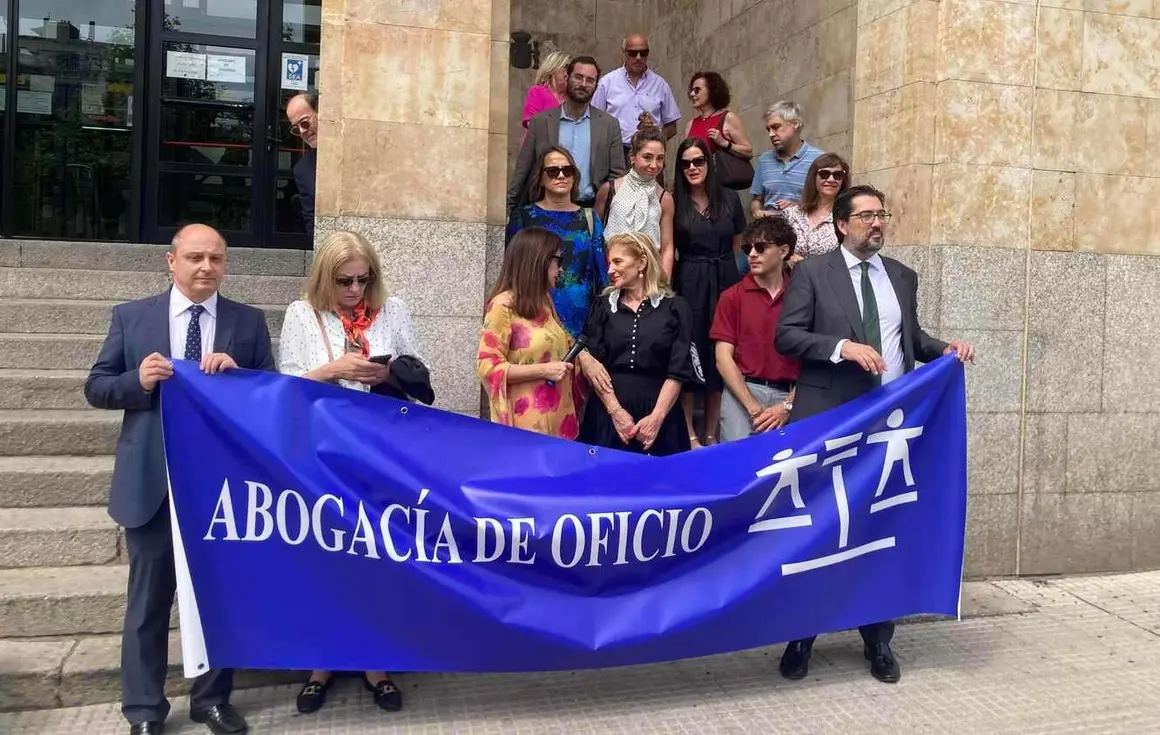 Concentración frente a la sede de los juzgados de León