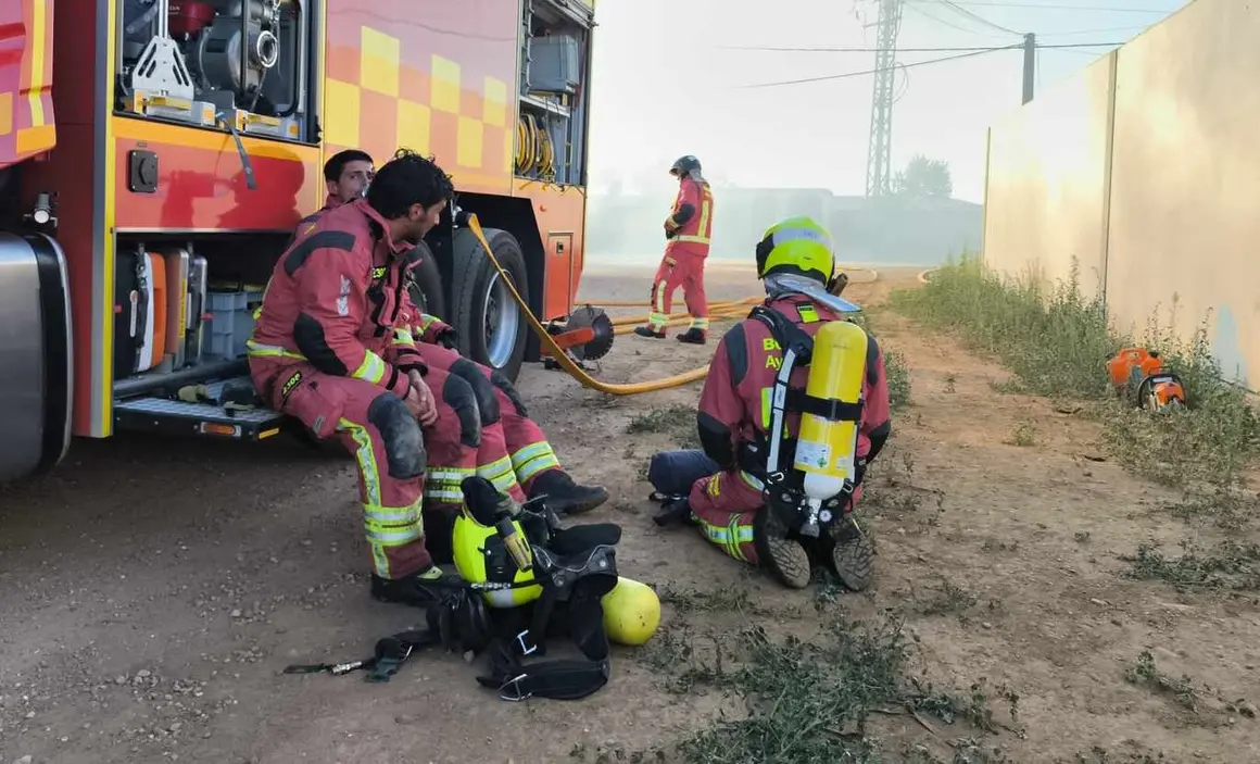 Un incendio declarado en la tarde del viernes en una nave de reciclaje situada en el polígono industrial de Onzonilla generó una rápida respuesta de los bomberos de León. Las llamas comenzaron en el patio exterior de las instalaciones de Recipacar, una empresa que maneja materiales altamente inflamables, lo que elevó el nivel de alerta. Fotos de Bomberos León