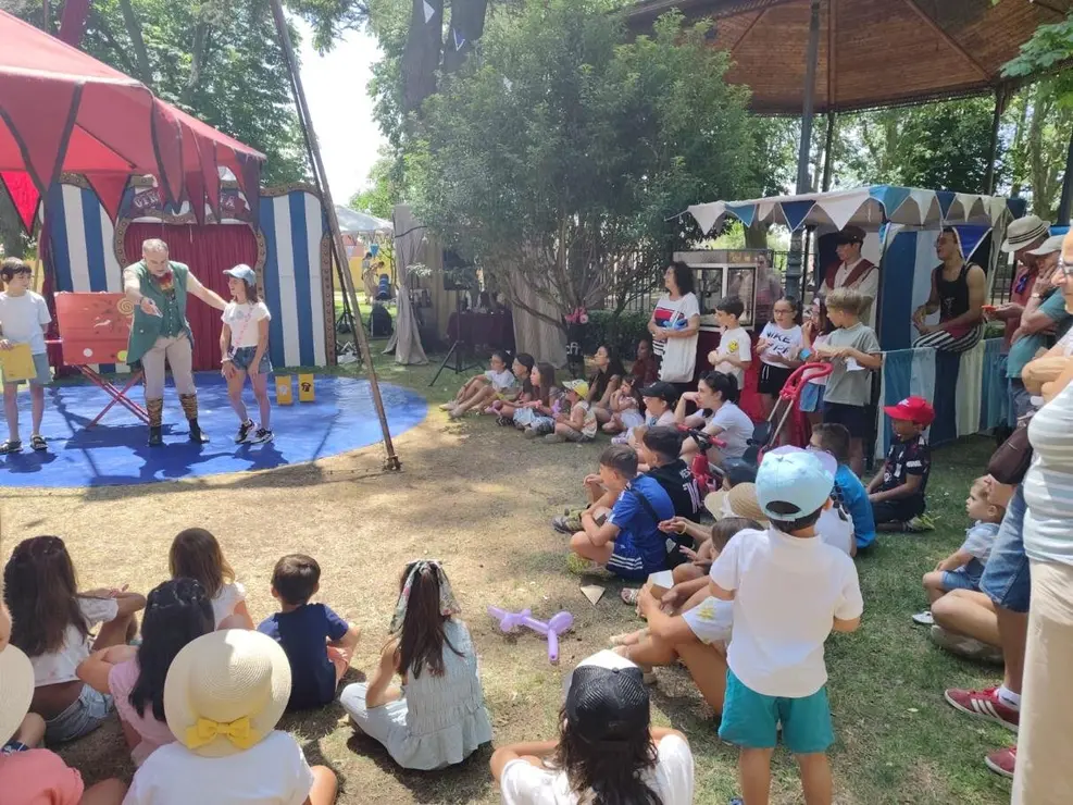 Valencia de Don Juan ha inaugurado esta mañana la XII Feria del Libro y Disco y IV Feria del Circo