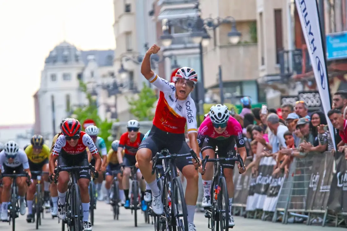 Victoria de Eva Anguela en el G. P. León. Foto: Fed. Ciclismo