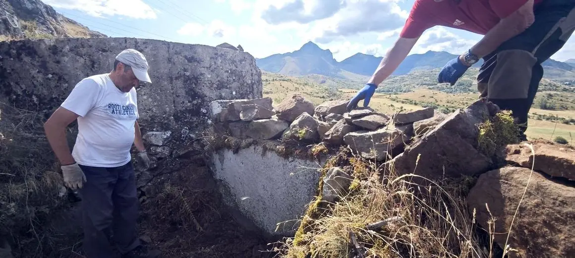 Vecinos de Villamanín, Sangre Minera y Ruinas León trabajan en la rehabilitación de las trincheras de la Guerra Civil de la Tercia.
