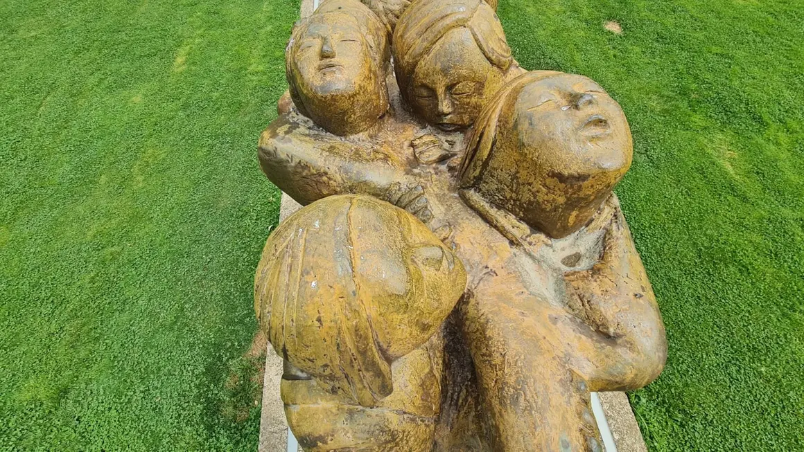 Este próximo domingo, 27 de julio, se cumple una década desde la inauguración del Monumento a los Pendones Leoneses, una majestuosa escultura de bronce que domina la plaza que lleva su nombre en León capital. La obra, firmada por el artista Miguel Iribertegui Eraso, religioso de la Orden de Predicadores de la Virgen del Camino, representa a un grupo de hombres izando con esfuerzo un pendón leonés, emblema por excelencia de la tradición popular de la provincia.