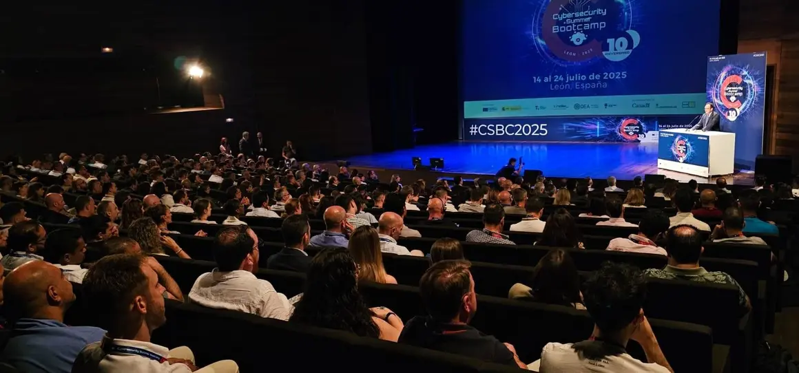 El secretario de Estado de Telecomunicaciones e Infraestructuras Digitales, Antonio Hernando Vera, preside la inauguración de la décima edición del Cybersecurity Summer BootCamp 2025. También participan la secretaria ejecutiva del Comité Interamericano contra el Terrorismo de la Organización de Estados Americanos, Alison August Treppel; la embajadora observadora permanente de la OEA, Carmen Montón; el director general del Instituto Nacional de Ciberseguridad, Félix Barrio, y el alcalde de León, José Antonio Diez. Foto: Incibe