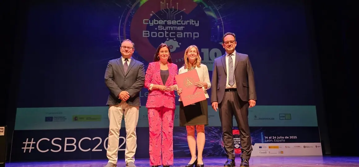 El secretario de Estado de Telecomunicaciones e Infraestructuras Digitales, Antonio Hernando Vera, preside la inauguración de la décima edición del Cybersecurity Summer BootCamp 2025. También participan la secretaria ejecutiva del Comité Interamericano contra el Terrorismo de la Organización de Estados Americanos, Alison August Treppel; la embajadora observadora permanente de la OEA, Carmen Montón; el director general del Instituto Nacional de Ciberseguridad, Félix Barrio, y el alcalde de León, José Antonio Diez. Foto: Incibe