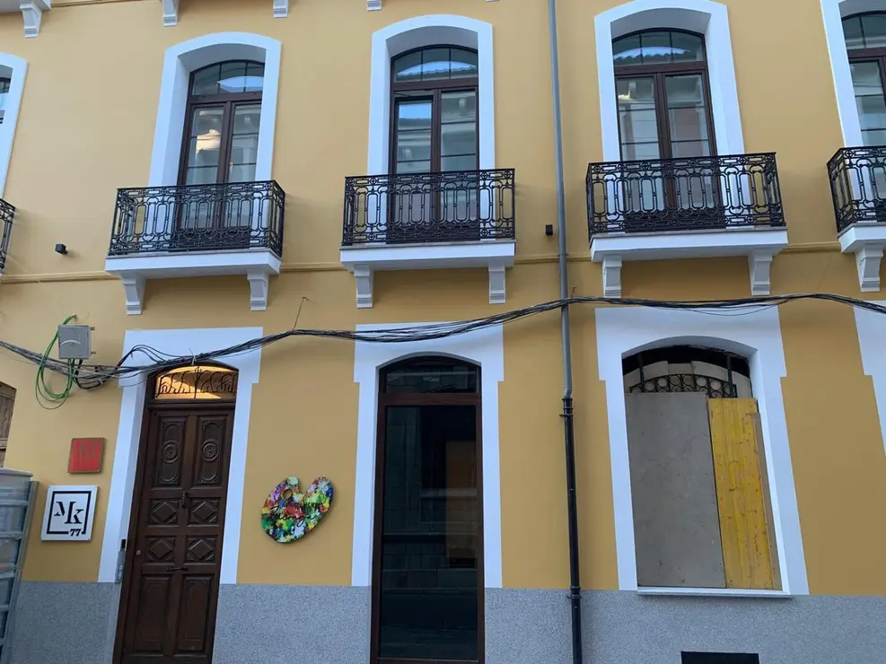 El edificio de Sierra Pambley 3 tras su rehabilitación. En el centro, el oscuro ventanal tras el que se esconden los azulejos de Daniel Zuloaga.