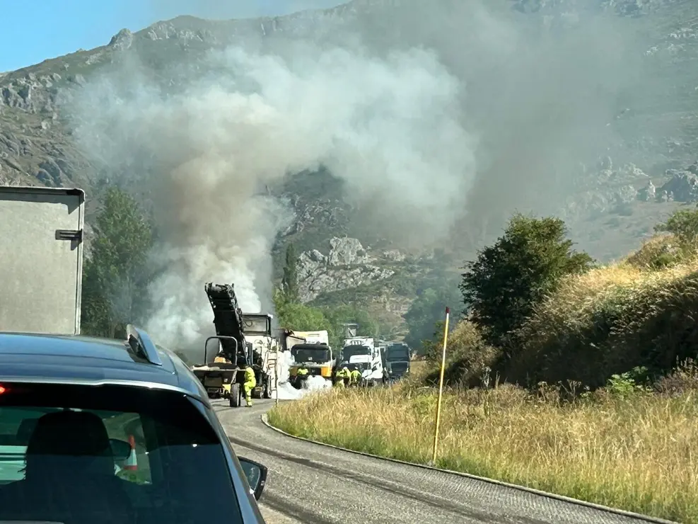 Una máquina de asfaltado se incendió en la mañana de este martes en pleno desarrollo de las obras de conservación de la carretera N-630, a la altura de Villamanín, en la provincia de León. El suceso, que provocó una intensa humareda, obligó a interrumpir temporalmente el tráfico en ambos sentidos, causando largas retenciones en esta vía clave de conexión entre León y Asturias.