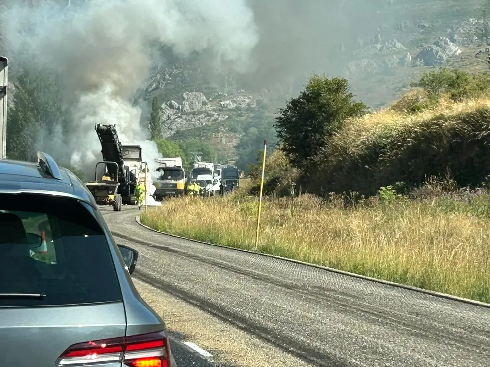 Una máquina de asfaltado se incendió en la mañana de este martes en pleno desarrollo de las obras de conservación de la carretera N-630, a la altura de Villamanín, en la provincia de León. El suceso, que provocó una intensa humareda, obligó a interrumpir temporalmente el tráfico en ambos sentidos, causando largas retenciones en esta vía clave de conexión entre León y Asturias.