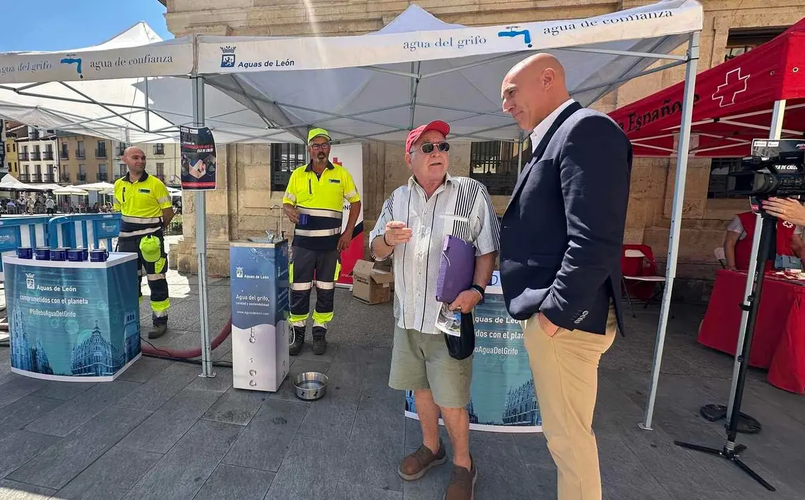Ante las altas temperaturas que afectan a la provincia de León, Cruz Roja y Aguas de León han puesto en marcha la campaña ‘En guardia contra el calor’, con el objetivo de sensibilizar a la población y fomentar hábitos saludables que ayuden a prevenir los efectos negativos del calor extremo, especialmente en los colectivos más vulnerables. Foto: AytoLeon